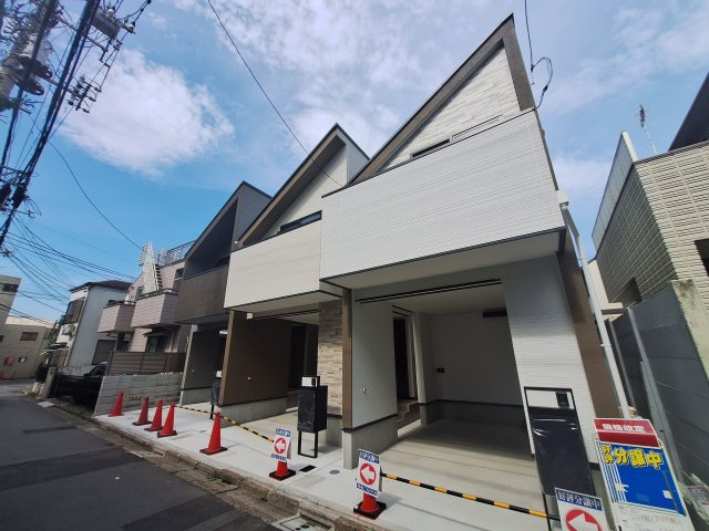 【外観】 | 中野区上高田５丁目　新築戸建C号棟 | 新井薬師駅まで徒歩６分の利便性♪１６．９帖のＬＤＫ♪♪
１階には明るい室内環境を作るトップライトを設置♪