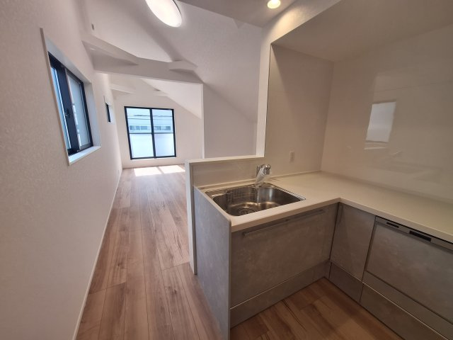 【キッチン】 | 中野区上高田５丁目　新築戸建C号棟 | 新井薬師駅まで徒歩６分の利便性♪１６．９帖のＬＤＫ♪♪
１階には明るい室内環境を作るトップライトを設置♪