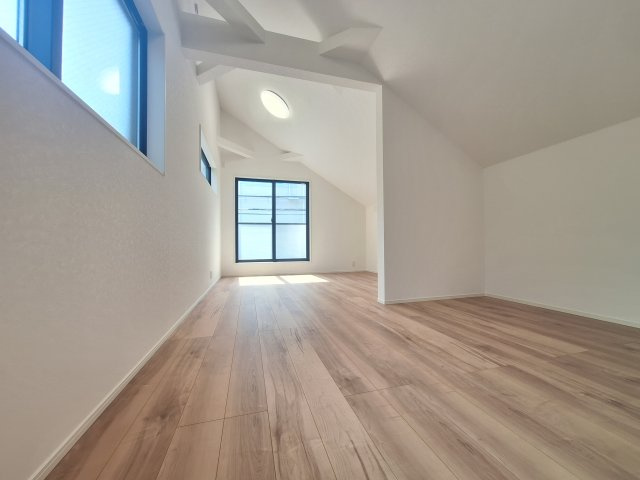 【居間・リビング】 | 中野区上高田５丁目　新築戸建C号棟 | 新井薬師駅まで徒歩６分の利便性♪１６．９帖のＬＤＫ♪♪
１階には明るい室内環境を作るトップライトを設置♪