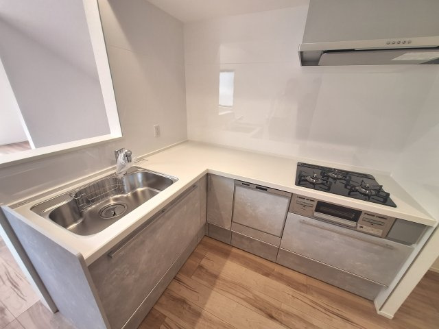 【キッチン】 | 中野区上高田５丁目　新築戸建C号棟 | 新井薬師駅まで徒歩６分の利便性♪１６．９帖のＬＤＫ♪♪
１階には明るい室内環境を作るトップライトを設置♪