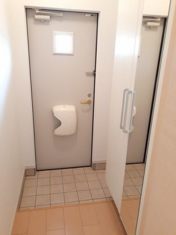 プリムローズⅠの玄関|収納もある玄関です