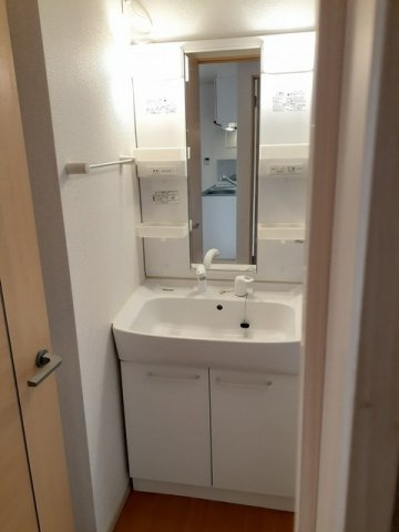 プリムローズⅠの洗面所|明るい洗面所です