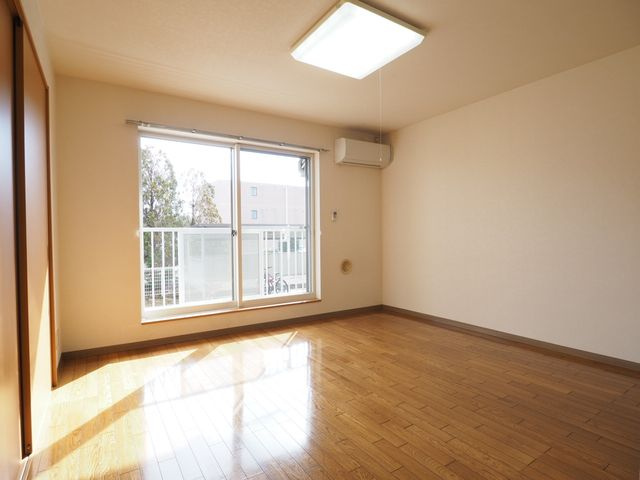 【居間・リビング】 | クレベール | ※入居中または補修工事中のため、同タイプの写真です。実際とは異なる場合がございます。