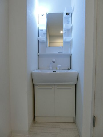 宮ノ前ビル【10,000円キャッシュバック対象物件】の洗面所|忙しい朝には欠かせない洗面所です