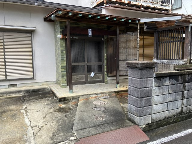 和気町2丁目戸建の玄関