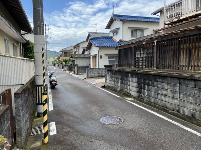 和気町2丁目戸建の前面道路含む現地写真