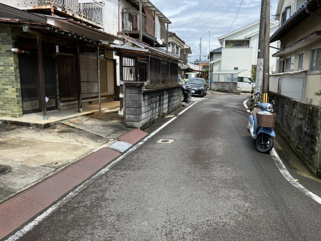 和気町2丁目戸建の前面道路含む現地写真