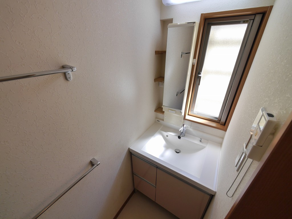鈴蘭台東町3丁目戸建の独立洗面台