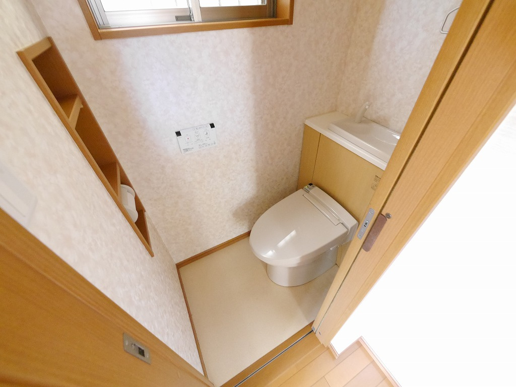 鈴蘭台東町3丁目戸建のトイレ