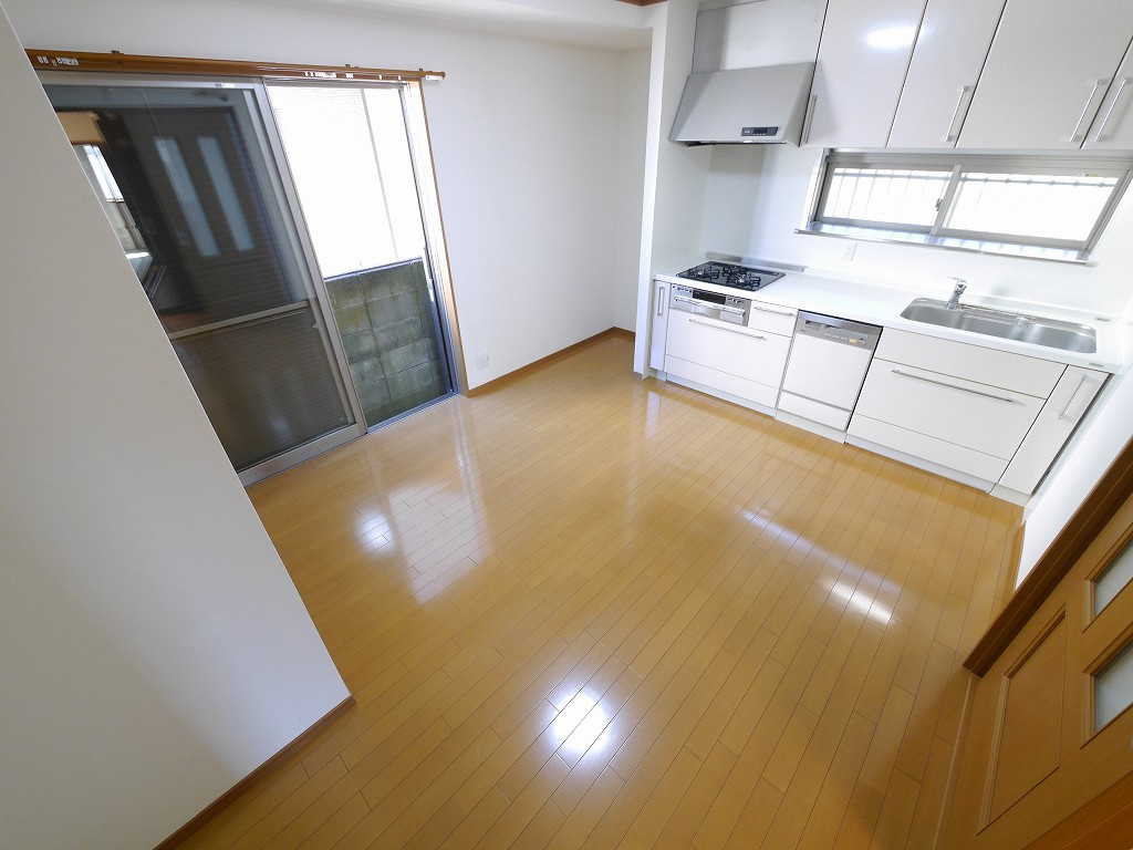 鈴蘭台東町3丁目戸建の居間・リビング