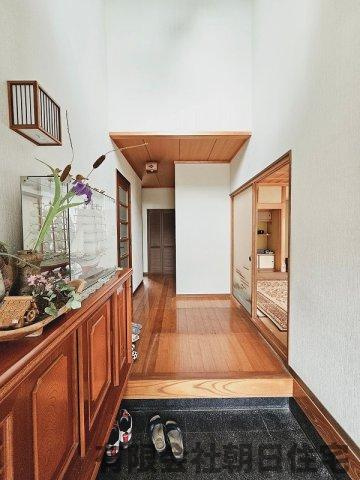 【玄関】 | 鹿島町古浦中古戸建 | 収納もある玄関です