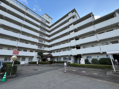 【外観】 | メゾン宝塚山本 | 大規模修繕も終わり、青い空に白いすっきりした外観がはえます。