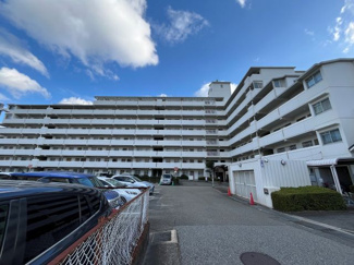 【外観】 | 青い空に白いすっきりした外観がはえます。