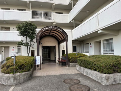 【エントランス】 | メゾン宝塚山本 | 管理の行き届いているマンションです。エントランスでわかります。