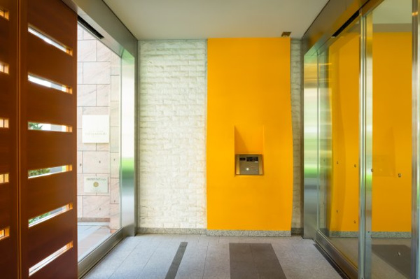 【エントランス】 | 【風除室】鮮やかな色彩のエントランス。もちろんオートロックです！強固なセキュリティで安心！