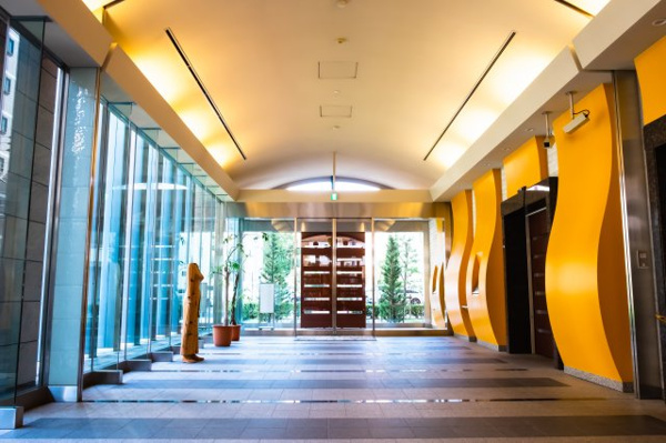 【エントランス】 | 【エントランスホール】ガラスウォールで開放感あふれる、ホテルライクな空間「アート・ガレリア」です！