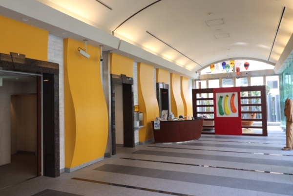 【エントランス】 | 【エントランスホール】コンシェルジュカウンターでは、丁寧なサービスで都心の快適な生活をサポート！