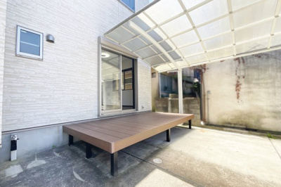 【外観】 | 宇治市伊勢田町ウトロ　中古戸建 | 北側にはウッドデッキが設けられています。お子様の遊びスペースとしても目の届く範囲ですので安心ですね。