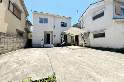 【外観】 | 宇治市伊勢田町ウトロ　中古戸建 | 土地《57.46坪》複数台駐車可能な広々とした駐車スペースです(^^)/車種の制限もなく、ご夫婦でお車を所有できます。来客時の駐車スペースの心配もありませんね♪