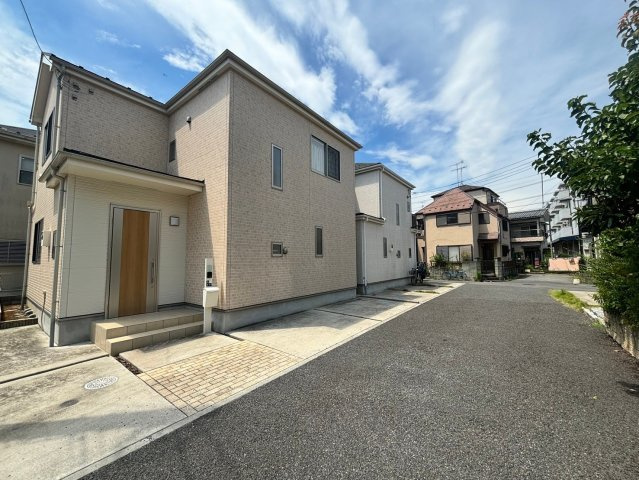 春日部市南4丁目築浅戸建の前面道路含む現地写真