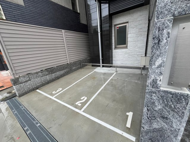 エスリード阿波座プライムコートの駐車場