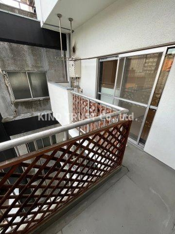 フォルテ南森町のエントランス|開放的で明るい空間を演出してくれるバルコニーです