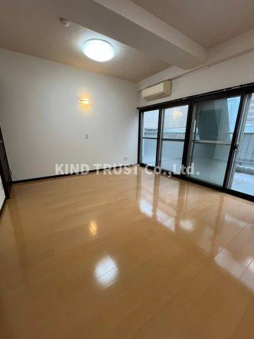 フォルテ南森町の居間・リビング|こちらのリビングで趣味の時間をお楽しみください