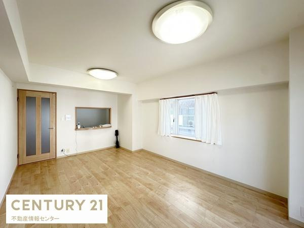 【居間・リビング】 | ドルミ新淀川１４番館 | ●南東向きのバルコニーに面したリビングで、陽当り良好です！
