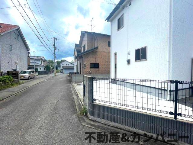 ■自己資金０円で住宅ローン可能！■家具家電または車など、おまとめローンの前面道路含む現地写真