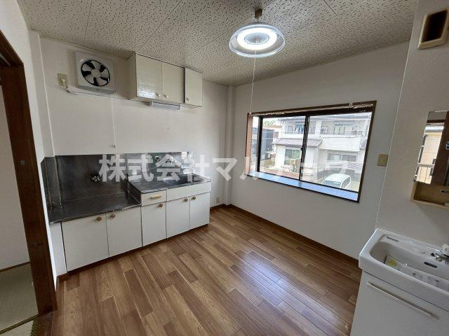 コーポゴールデンの居間・リビング|こちらのリビングで趣味の時間をお楽しみください