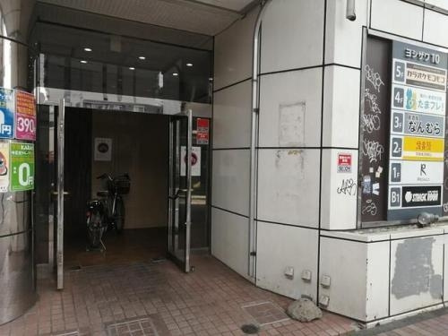 ヨシザワ10ビルのエントランス