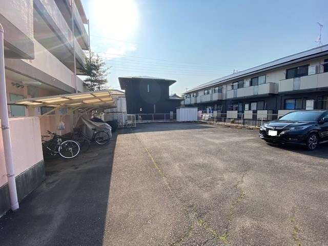 リアナ中須町アパートメントの駐車場