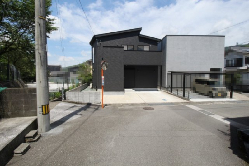 一宮東町　中古戸建　（築浅）の前面道路含む現地写真