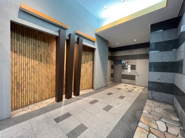 フロンティアタワーのロビー
