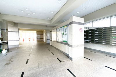 【エントランス】 | 向島ニュータウン第三街区E棟 | 〈こちらの物件〉に興味がある方はお気軽にお問い合わせ下さい！月々のお支払い希望額からお客様が購入可能な物件の価格をシミュレーション致します(*´▽｀*)