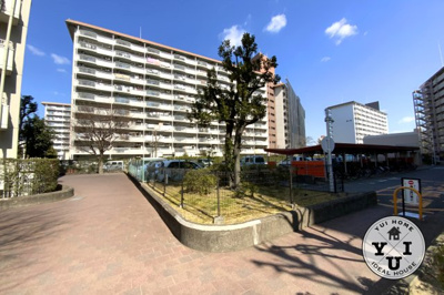 【外観】 | 向島ニュータウン第三街区E棟 | 近鉄京都線『向島駅』徒歩7分以内と交通アクセス便利なマンションの周辺には、徒歩圏内に買い物施設・金融機関・病院など点在する暮らしやすい環境。学校・公園・保育機関も近く子育環境も充実しています。