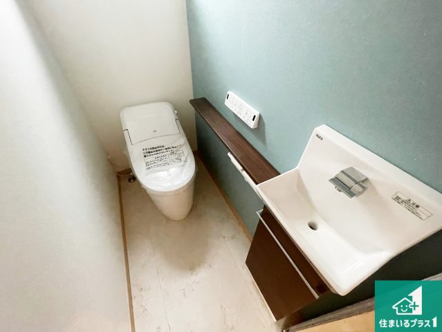尼崎市東園田町　新築一戸建てのトイレ|1・2階の2ヶ所にあるので、朝の忙しい時間の順番待ちもなく、深夜の利用にも大変便利です。