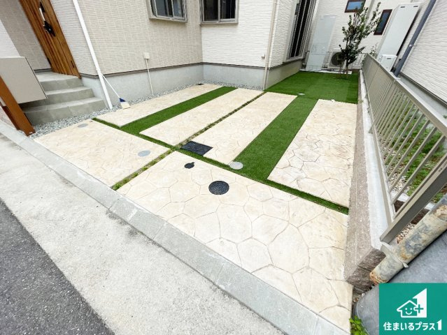 尼崎市東園田町　新築一戸建ての駐車場|並列２台駐車可能！ゆとりの駐車スペースで車庫入れもスムーズ！