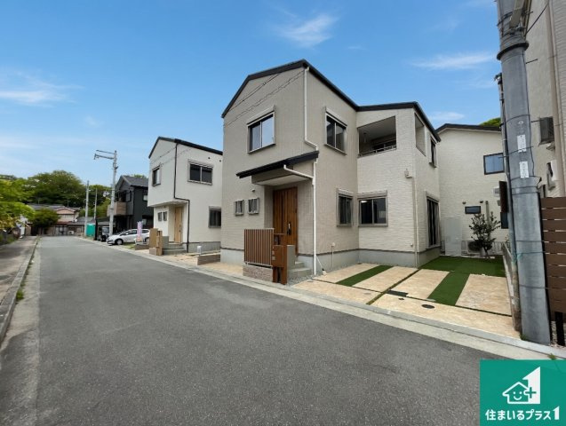 尼崎市東園田町　新築一戸建ての前面道路含む現地写真|周辺は閑静な住宅街！前面道路広々で車の出し入れも便利です。駐車が苦手な方でも安心して車庫入れできます！