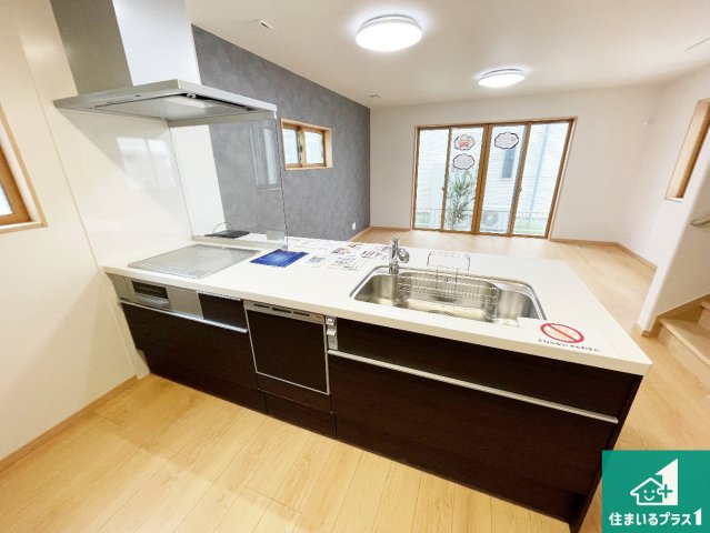 尼崎市東園田町　新築一戸建てのキッチン|リビングと統一感があり、使い勝手のいいキッチン。広々としているので、二人並んで作業が出来ちゃいます。お子様と一緒に色々なお料理に挑戦できるスペースがあります。