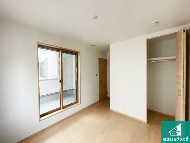 尼崎市東園田町　新築一戸建ての洋室|寝室は心地よい眠りについてもらいたくて、シンプルかつ開放的な空間な設計にしています！大きな窓から差し込む日が心地いいです♪