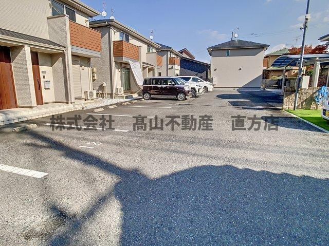 直方市日吉町のアパートの駐車場