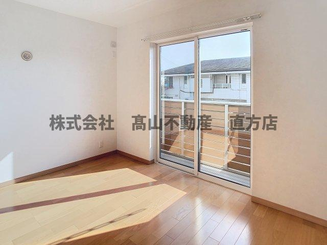 直方市日吉町のアパートの洋室