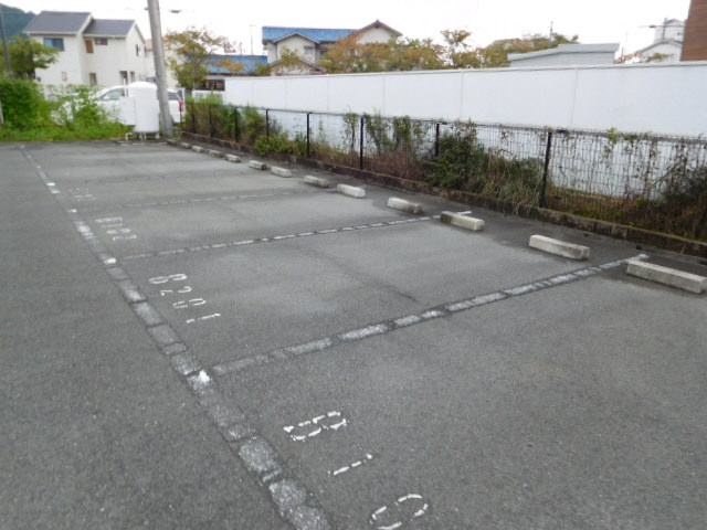 レスポワールB棟の駐車場