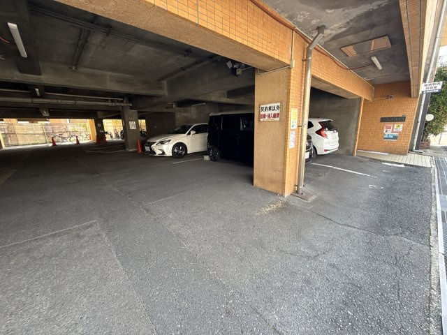 グランドハイツの駐車場