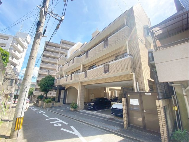 アーサー桜坂クラブの外観|1階はエントランスと駐車場です！