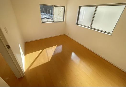 【中古】川越市笠幡リフォーム中古住宅の洋室|2F 6帖洋室です！2面採光で明るいです！