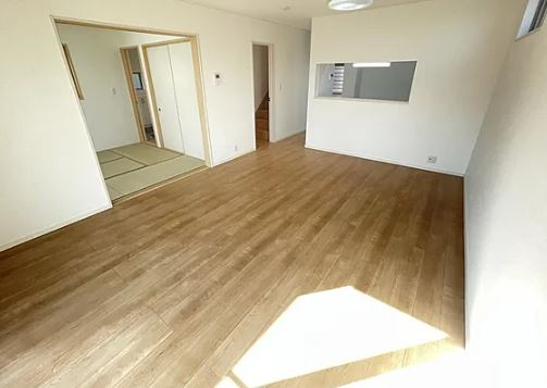 【中古】川越市笠幡リフォーム中古住宅の居間・リビング|リビングです！フローリングもクロスも貼替え済で綺麗です☆