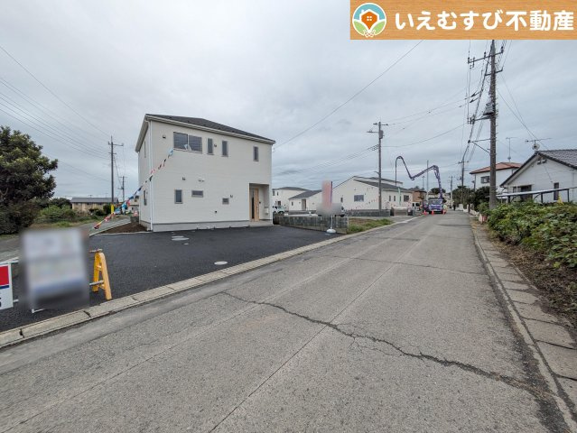 Cradle garden　寄居町赤浜第4の前面道路含む現地写真|充分な広さの前面道路
間口が広くお車の出し入れも問題なく行えるスペースが確保されています♪