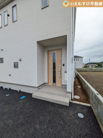 Cradle garden　寄居町赤浜第4のエントランス|落ち着いた色づかいのエントランス
駐車場からアクセスの良いエントランス。雨の日や荷物が多くても安心の動線♪